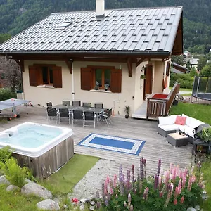 chamonix-luxury-chalet-sleeps-12-large-200m2-5-bedroom.hotels-rhonealpes.com/